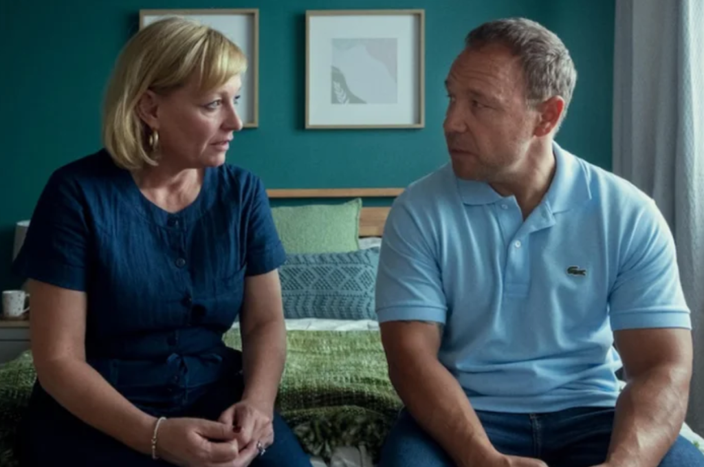 Cena da série Adolescência mostra os pais de Jamie tentando entender como o filho, até então “seguro no quarto ao lado”, pode estar envolvido em um crime tão grave.
