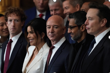 Grupo de executivos e líderes empresariais reunidos em evento formal, vestidos com trajes sociais, posando para uma foto coletiva.