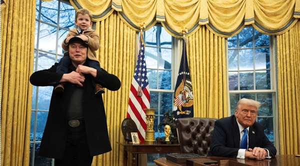 Elon Musk com uma criança sobre os ombros ao lado de Donald Trump sentado à mesa no Salão Oval da Casa Branca, com bandeiras dos Estados Unidos ao fundo.